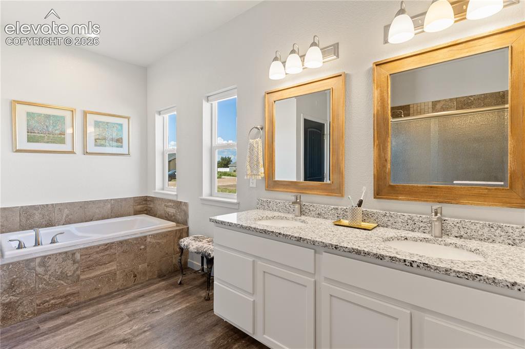 Image 19 of 34: Bathroom