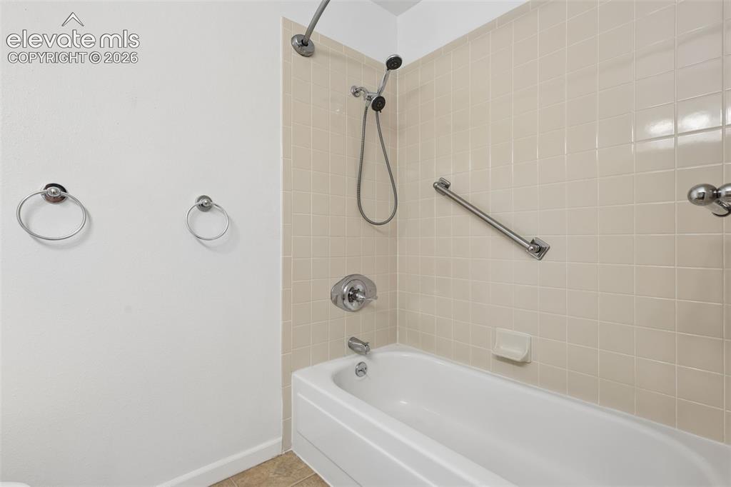 Image 34 of 44: Bathroom