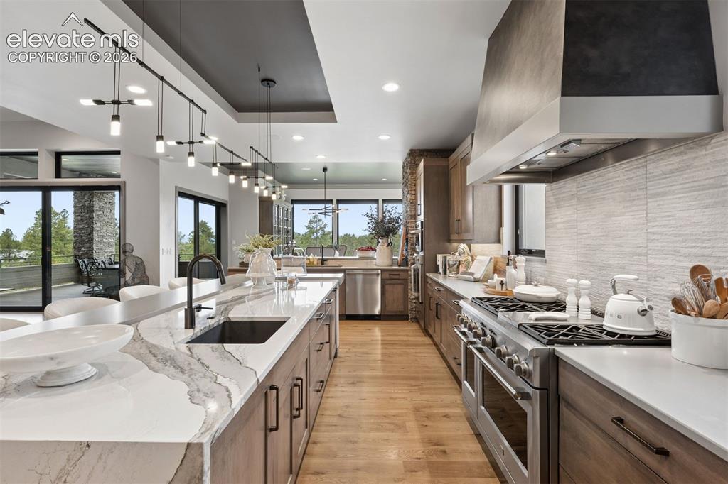 Image 16 of 50: Kitchen