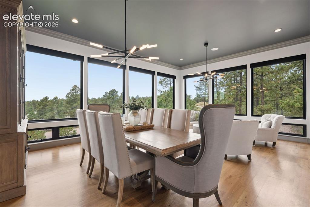Image 20 of 50: Dining Area