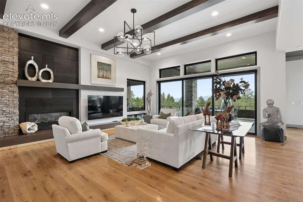 Image 8 of 50: Living Room