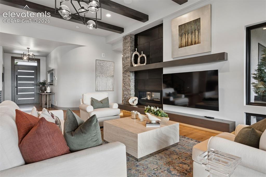 Image 9 of 50: Living Room
