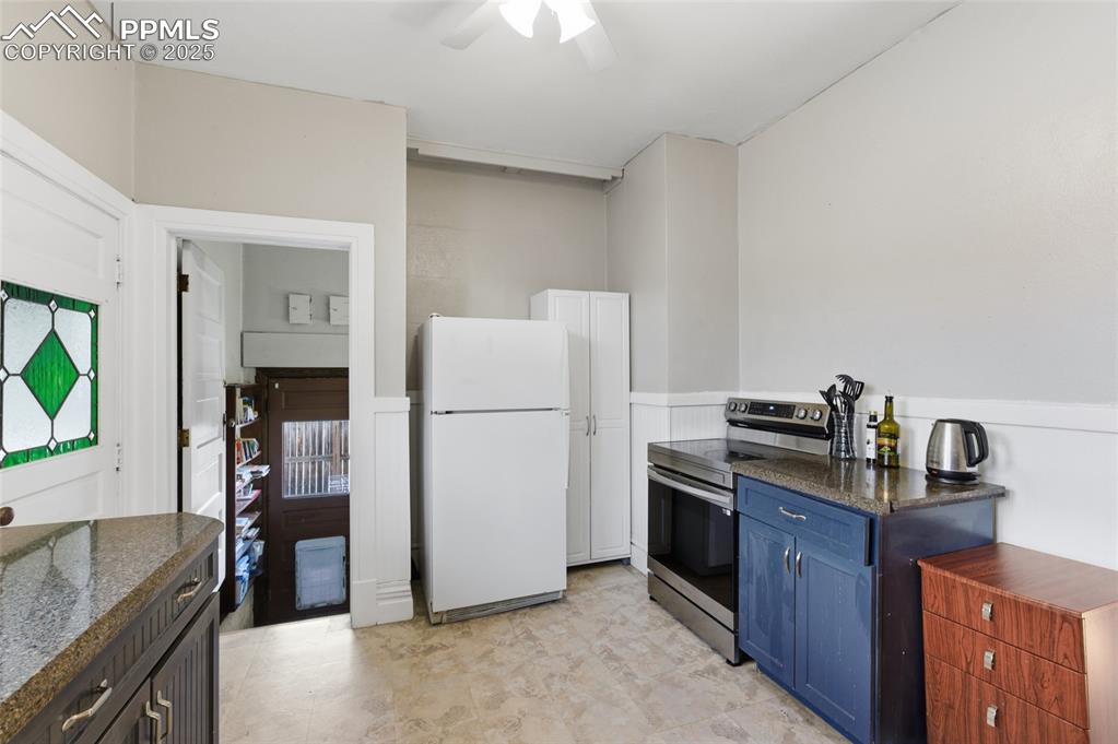 Image 11 of 39: Kitchen