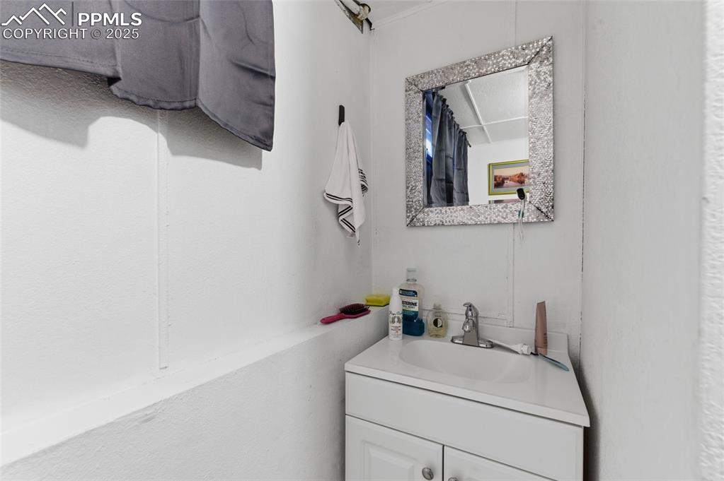 Image 29 of 39: Bathroom