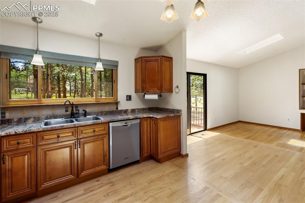 Image 14 of 38: Kitchen
