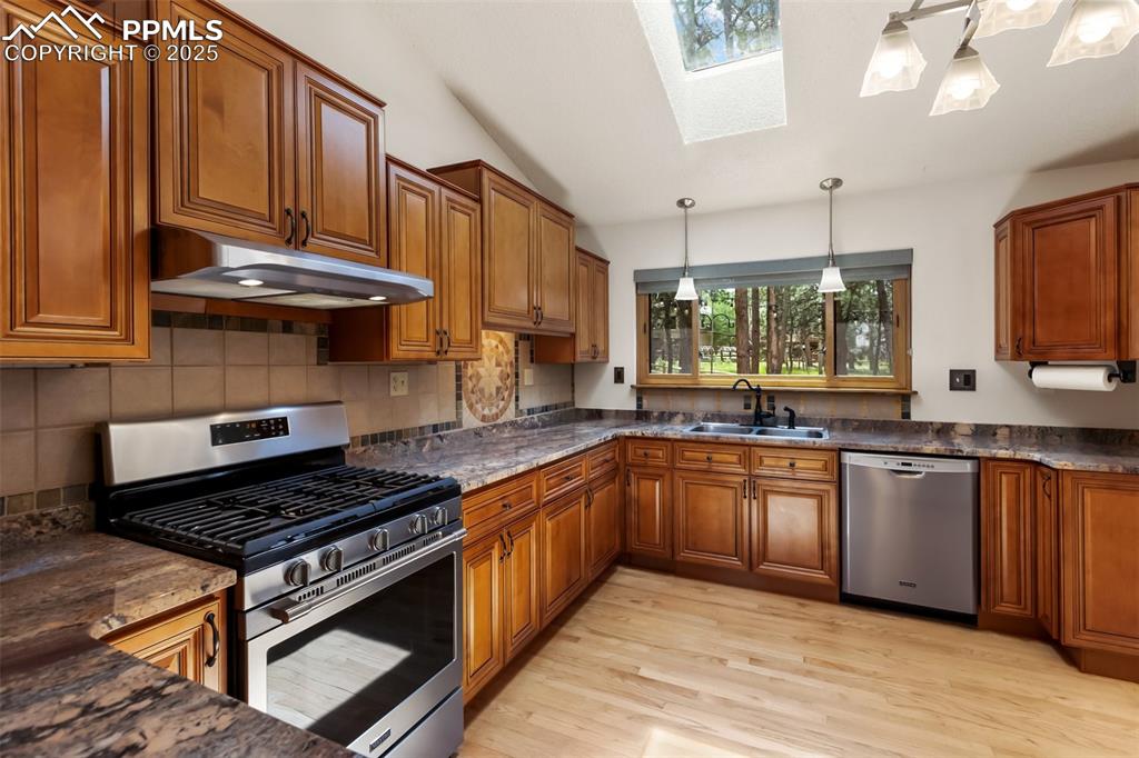 Image 15 of 38: Kitchen
