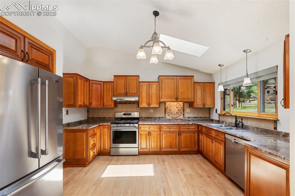 Image 16 of 38: Kitchen