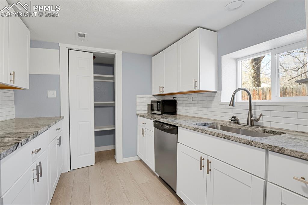 Image 11 of 35: Kitchen