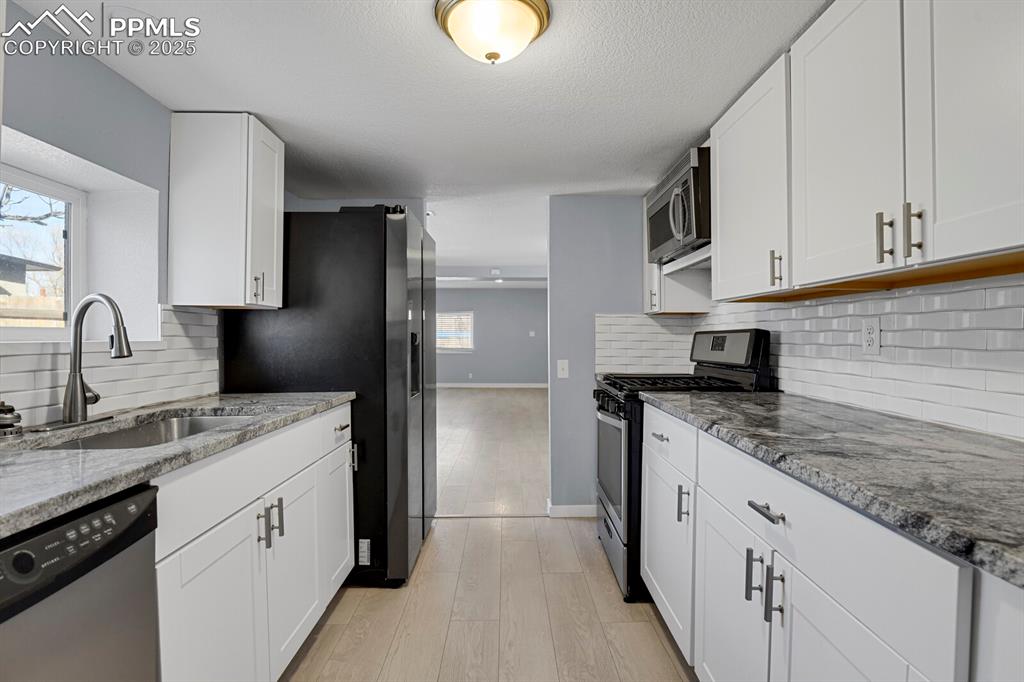 Image 14 of 35: Kitchen