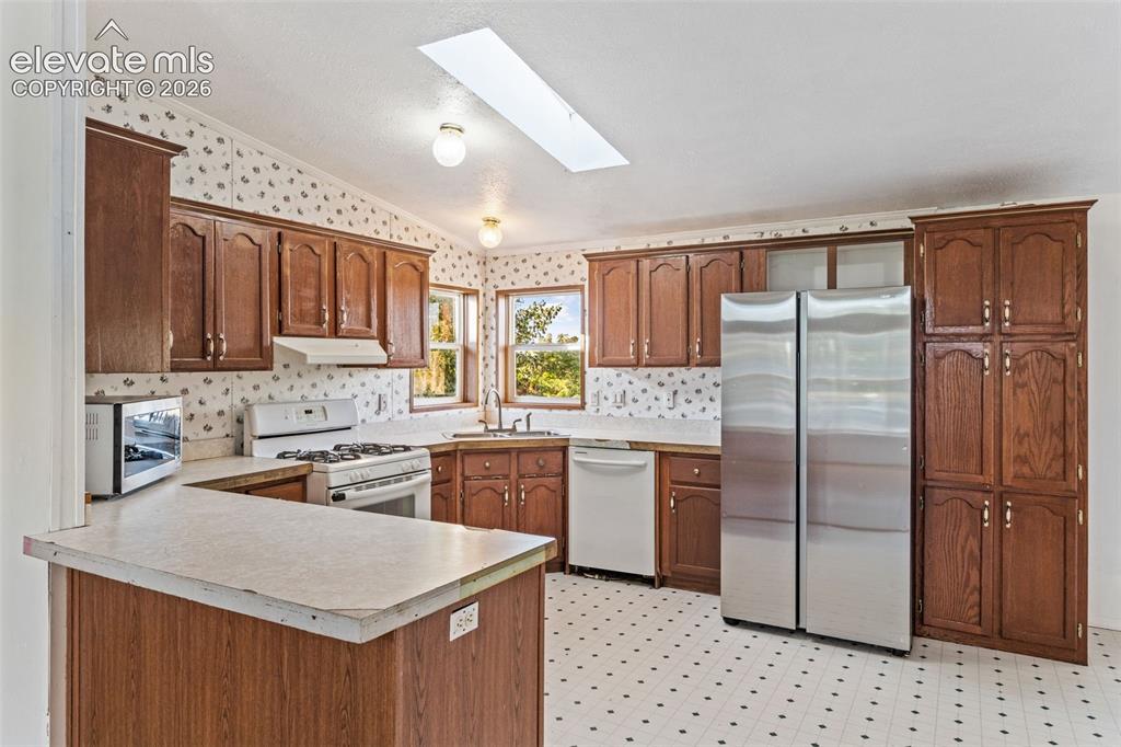 Image 10 of 39: Kitchen