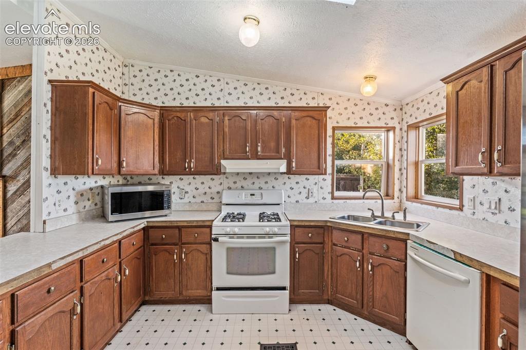 Image 11 of 39: Kitchen