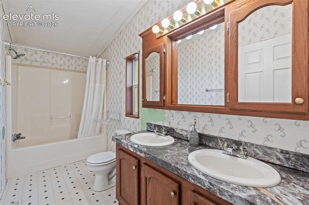 Image 17 of 39: Bathroom