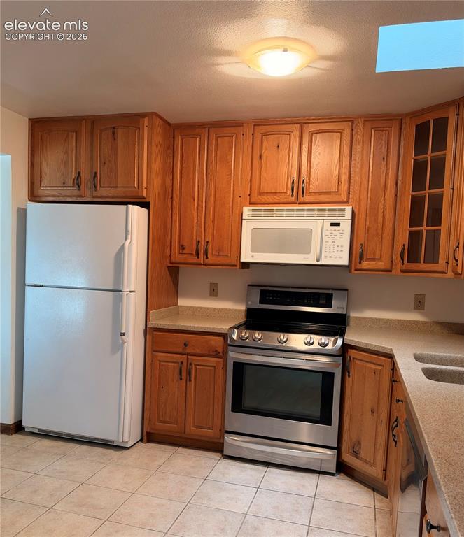 Image 9 of 39: Kitchen