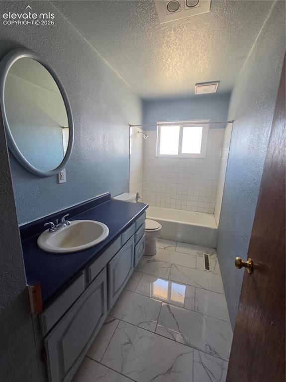 Image 10 of 17: Bathroom