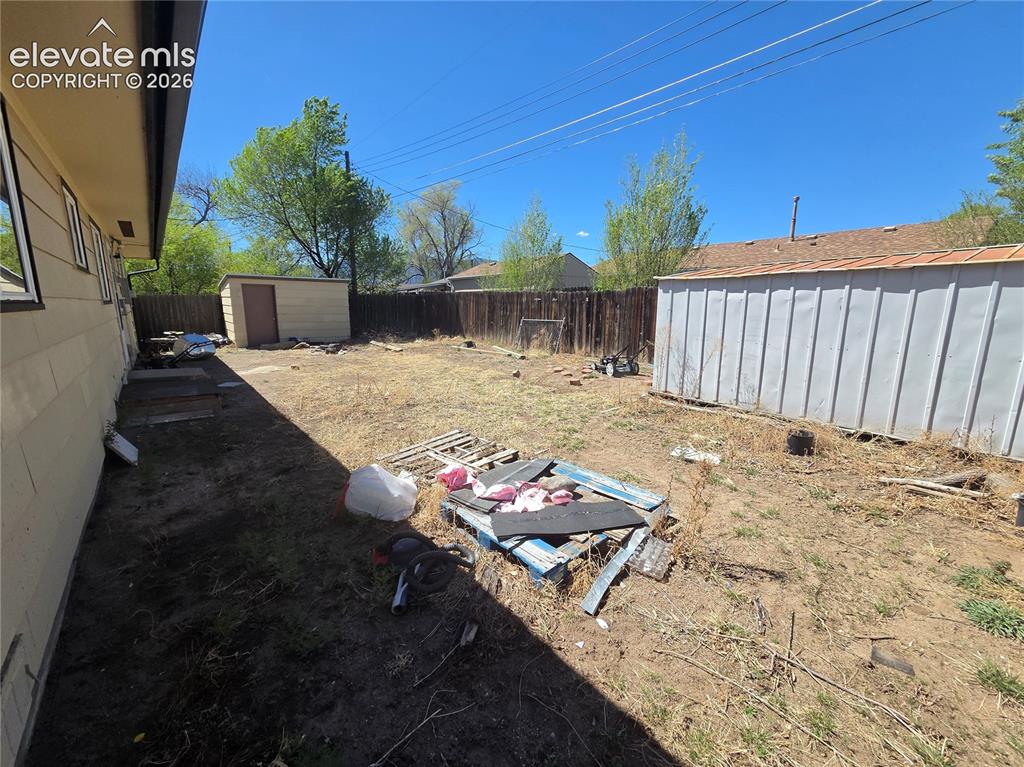 Image 16 of 17: Yard