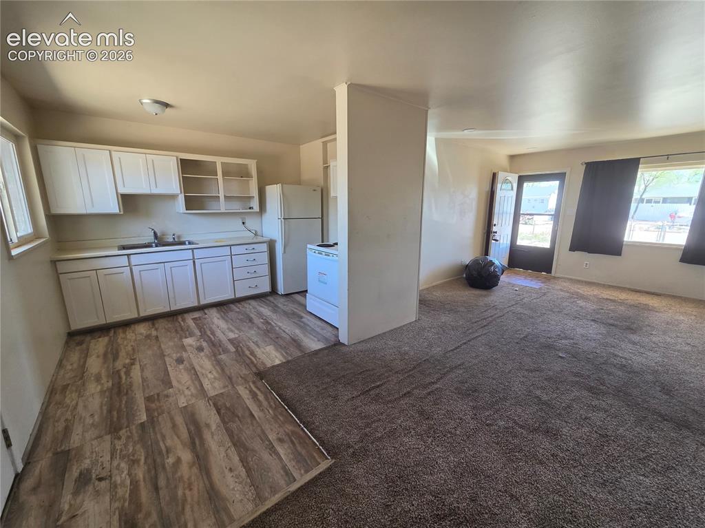 Image 6 of 17: Kitchen