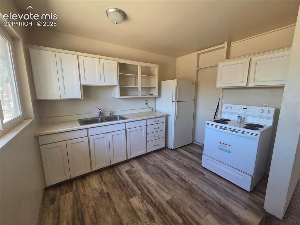 Image 7 of 17: Kitchen