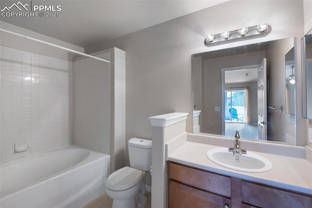 Image 10 of 24: Bathroom