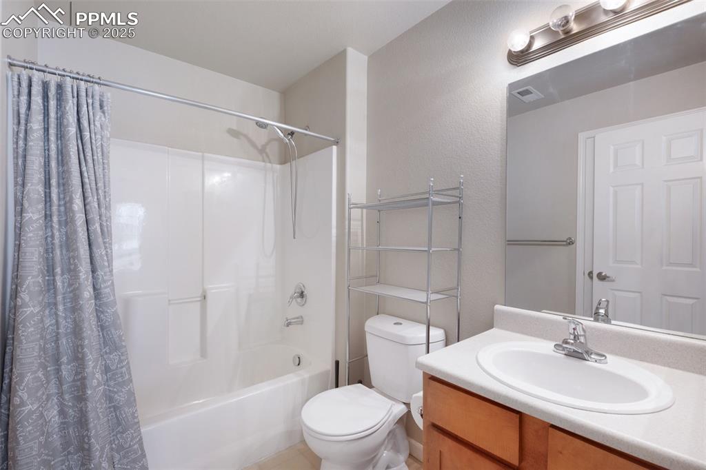 Image 14 of 24: Bathroom