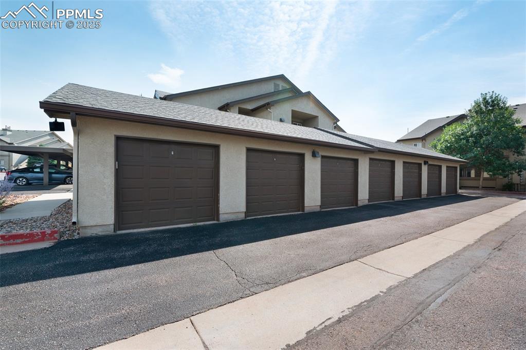 Image 16 of 24: Garage