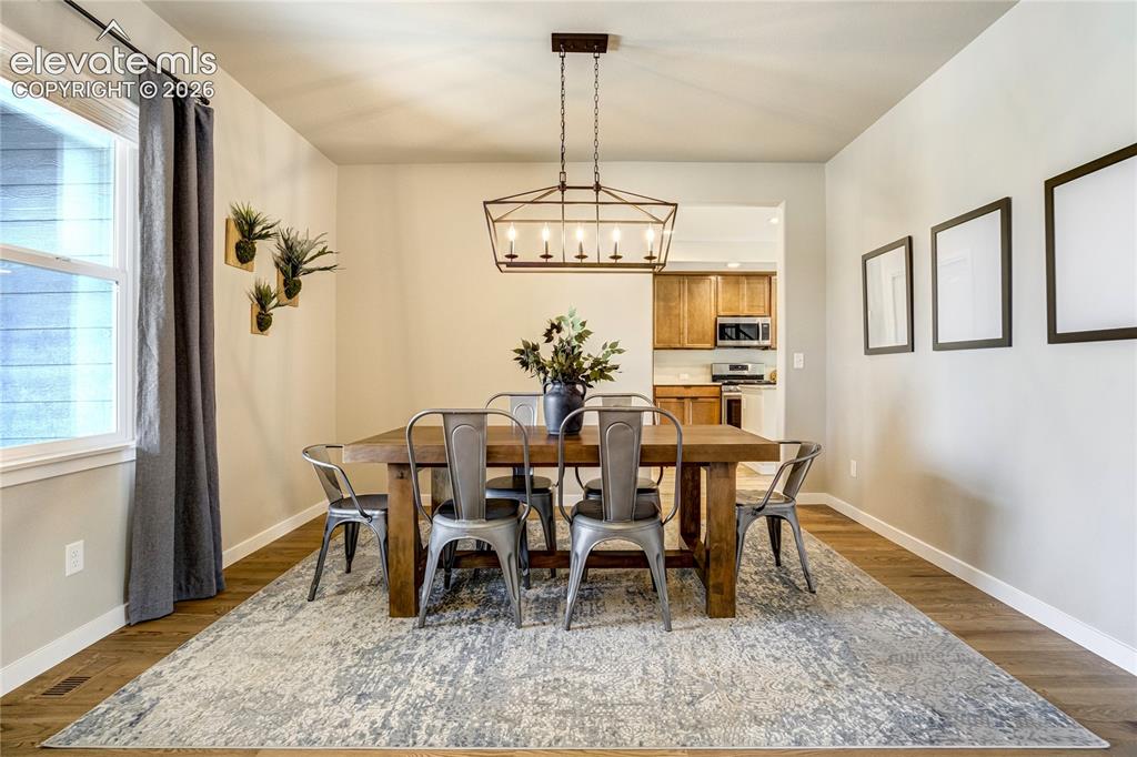 Image 15 of 50: Dining Area