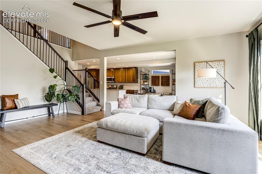 Image 8 of 50: Living Room