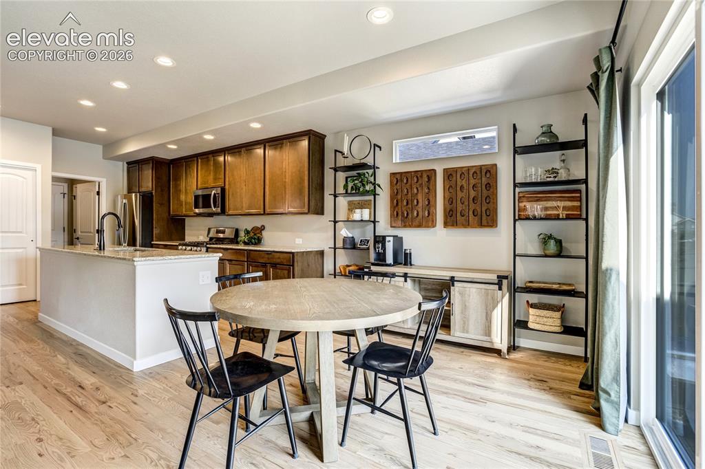 Image 9 of 50: Dining Area
