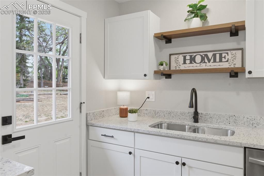 Image 11 of 39: Kitchen