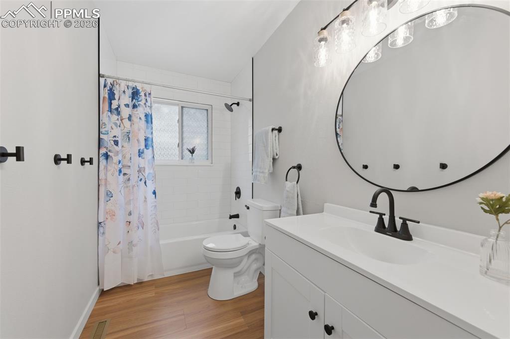 Image 19 of 39: Bathroom