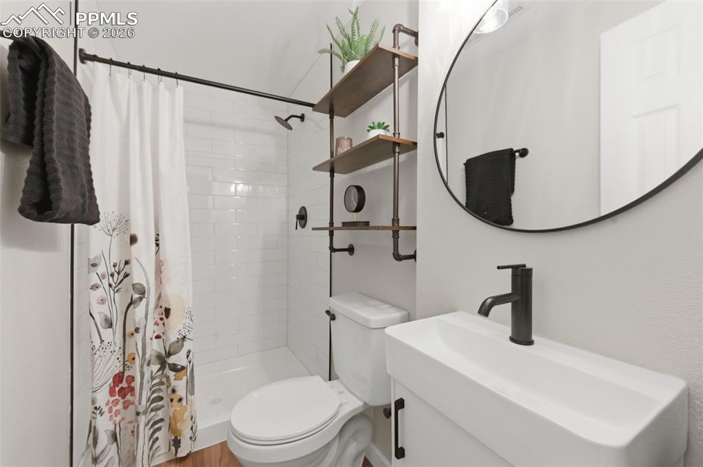 Image 28 of 39: Bathroom