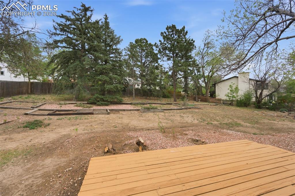 Image 33 of 39: Deck