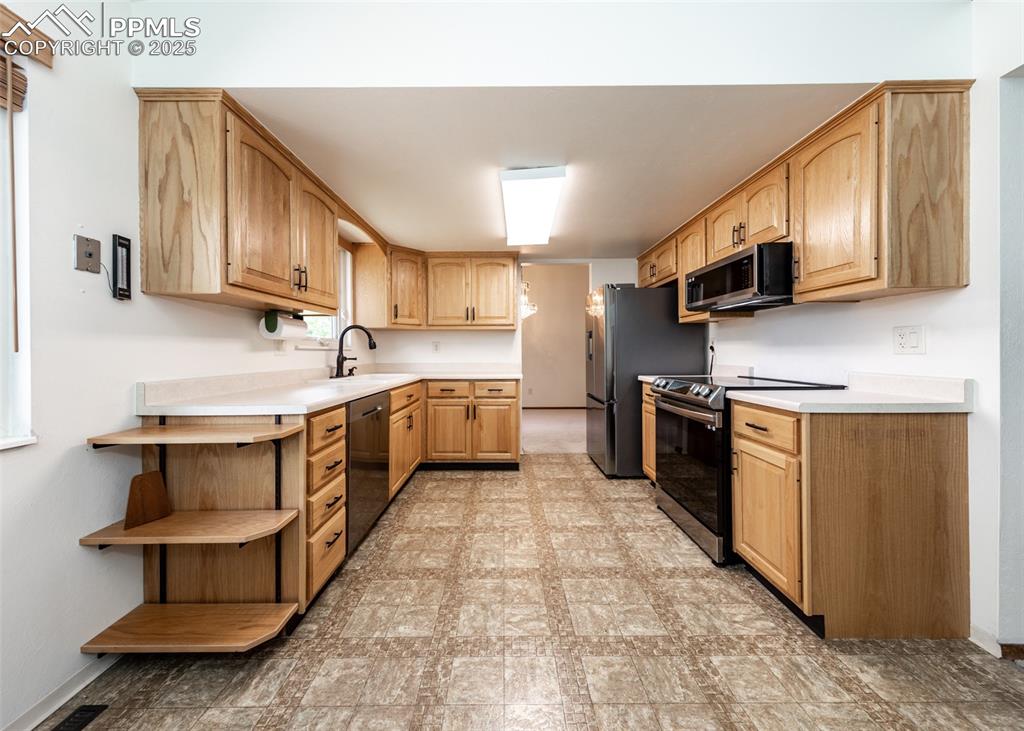 Image 12 of 39: Kitchen