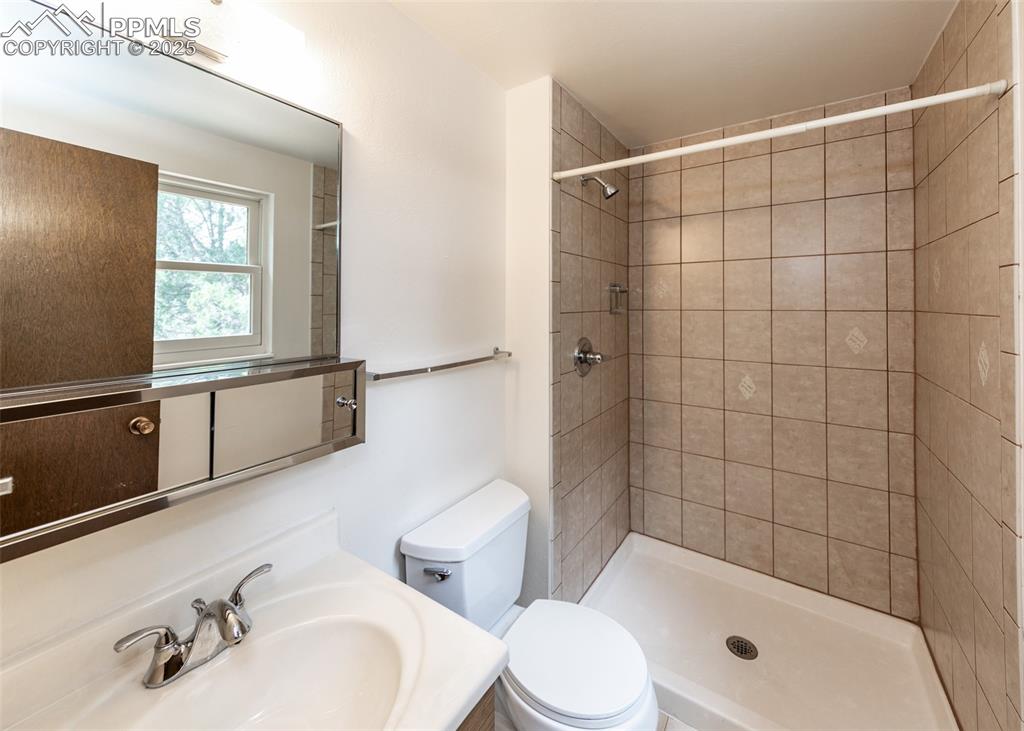 Image 15 of 39: Bathroom