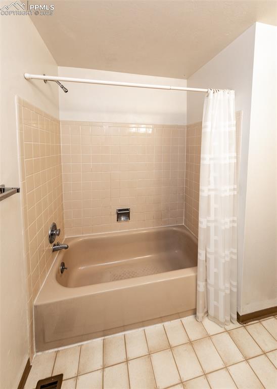 Image 22 of 39: Bathroom