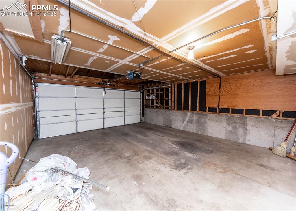 Image 34 of 39: Garage