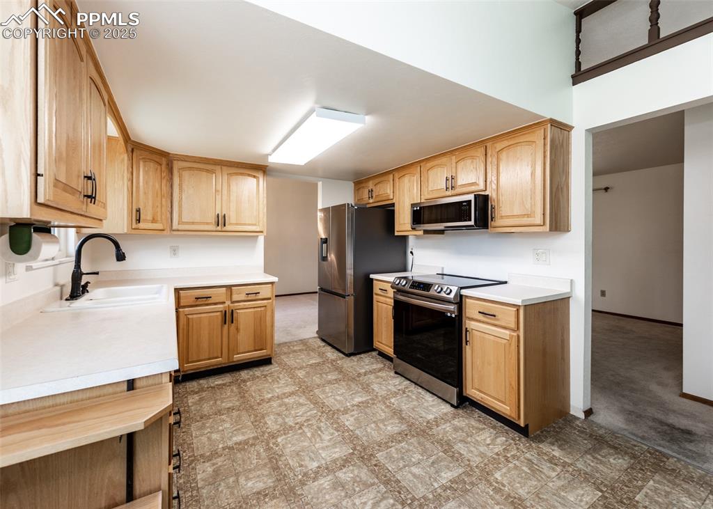 Image 8 of 39: Kitchen