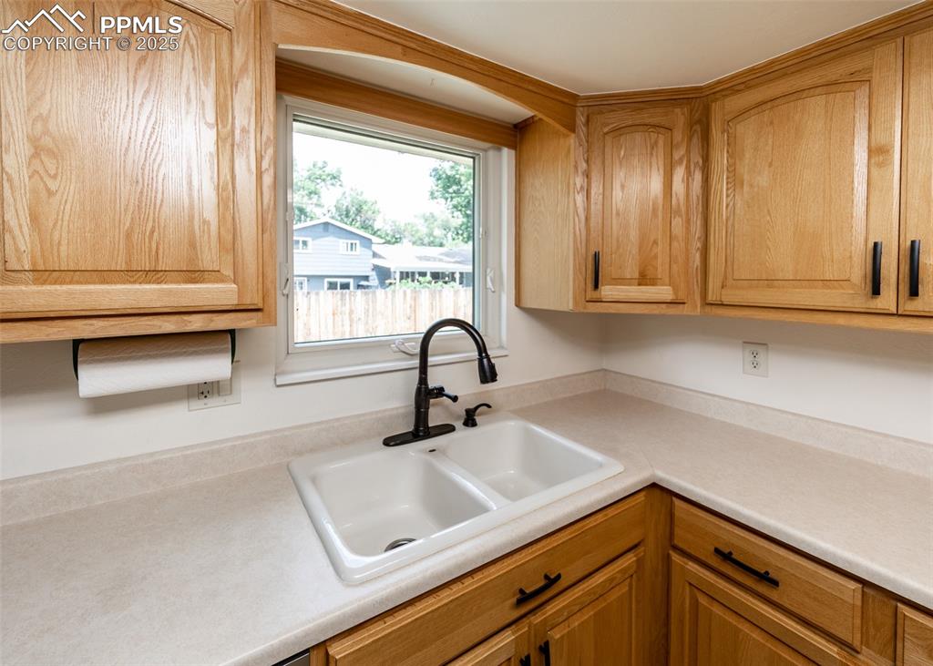 Image 9 of 39: Kitchen