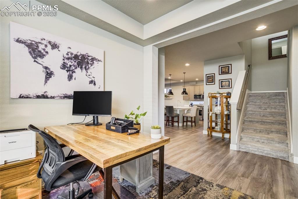 Image 21 of 49: Office