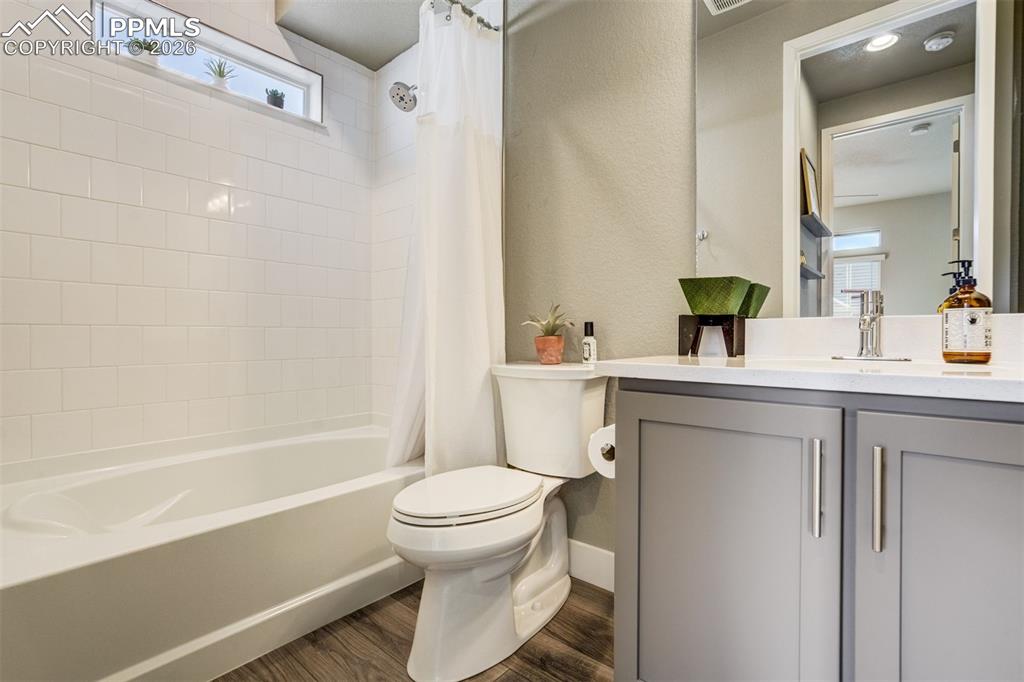 Image 27 of 49: Bathroom