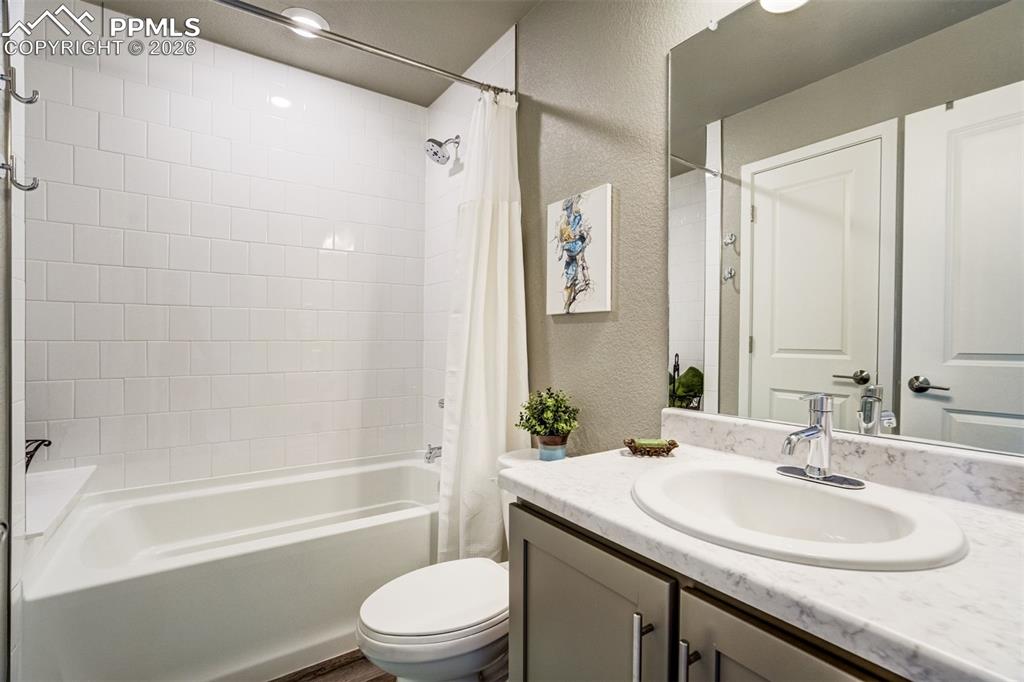 Image 33 of 49: Bathroom