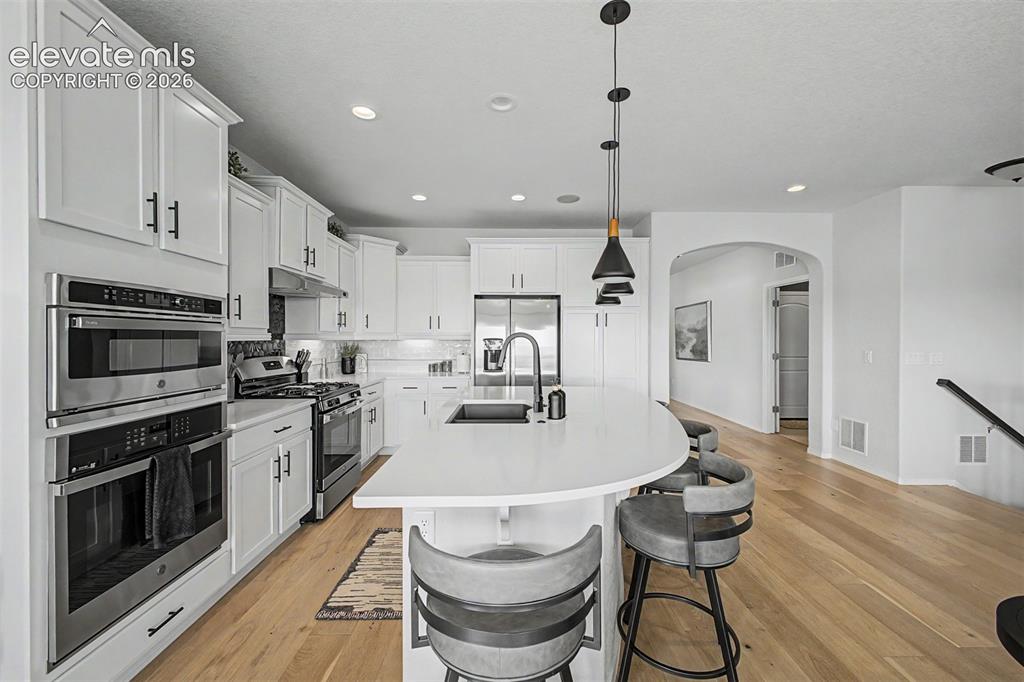 Image 10 of 50: Kitchen