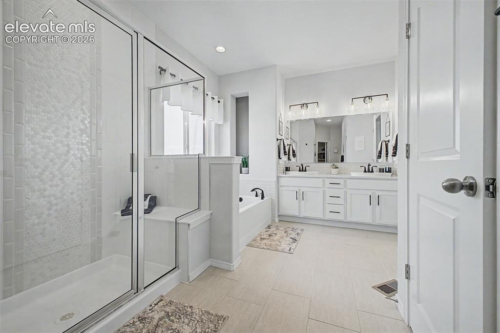 Image 15 of 50: Bathroom
