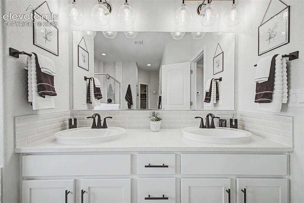 Image 16 of 50: Bathroom