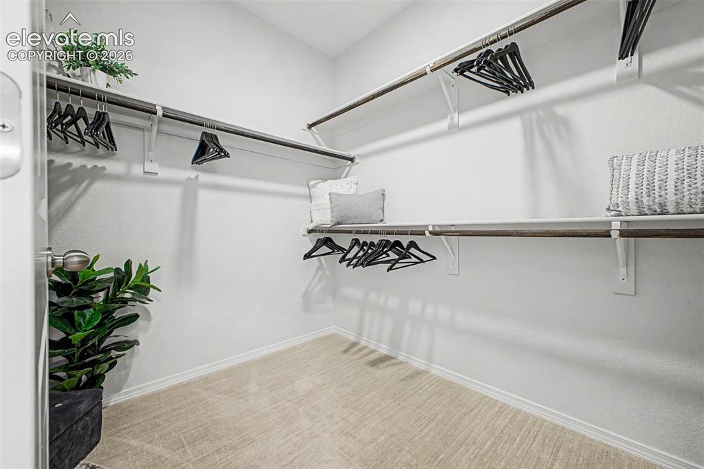 Image 19 of 50: Closet
