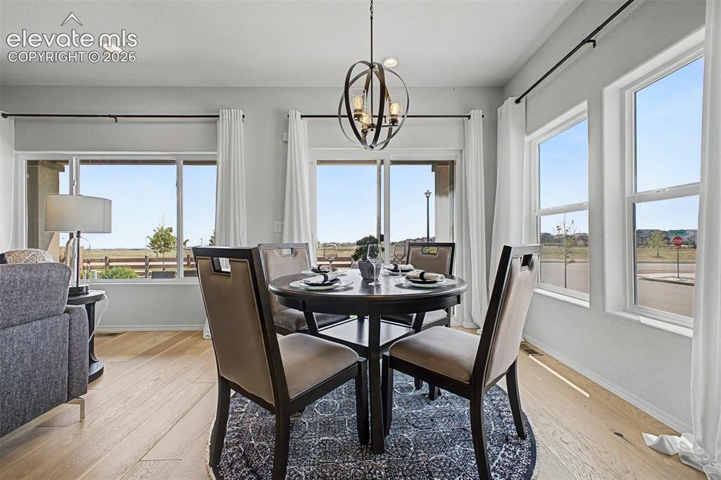 Image 7 of 50: Dining Area