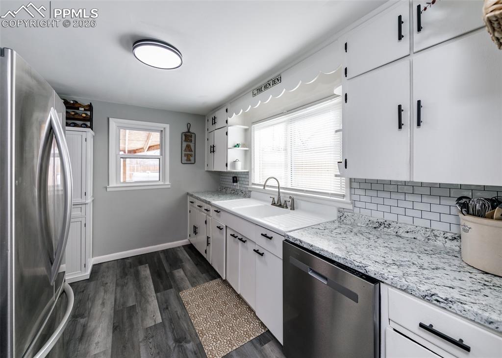 Image 10 of 40: Kitchen