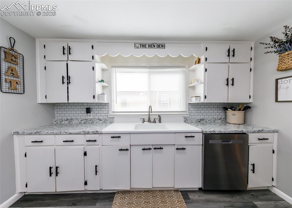 Image 11 of 40: Kitchen