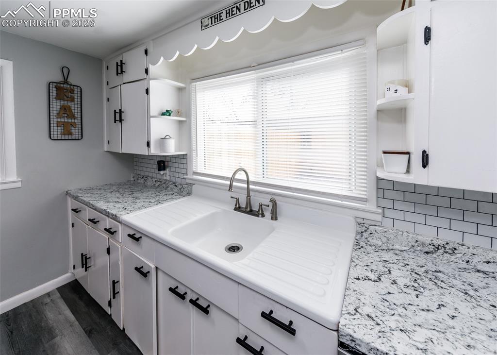 Image 12 of 40: Kitchen