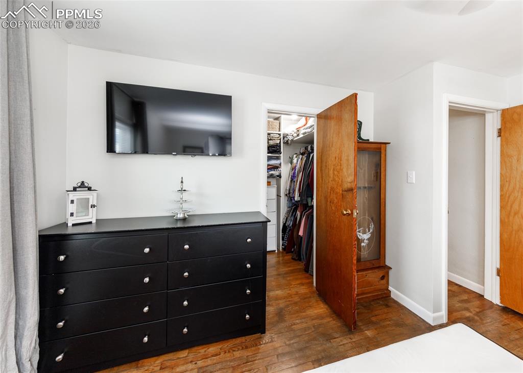 Image 17 of 40: Bedroom