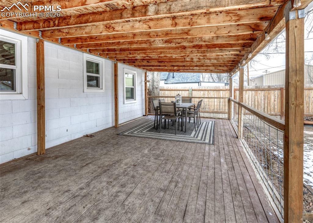 Image 33 of 40: Deck